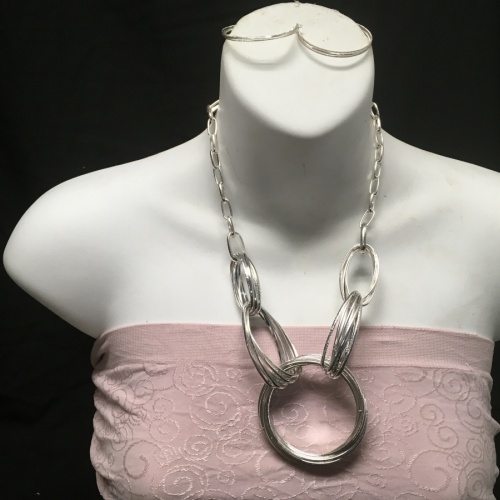 Loop necklace and earrings