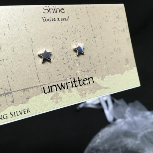 UNWRITTEN Small star stud earrings