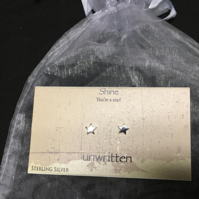 UNWRITTEN Small star stud earrings
